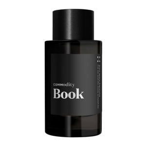 Commodity - Book Parfumflakon in schwarzem Design mit schlichtem Etikett auf weißem Hintergrund präsentiert