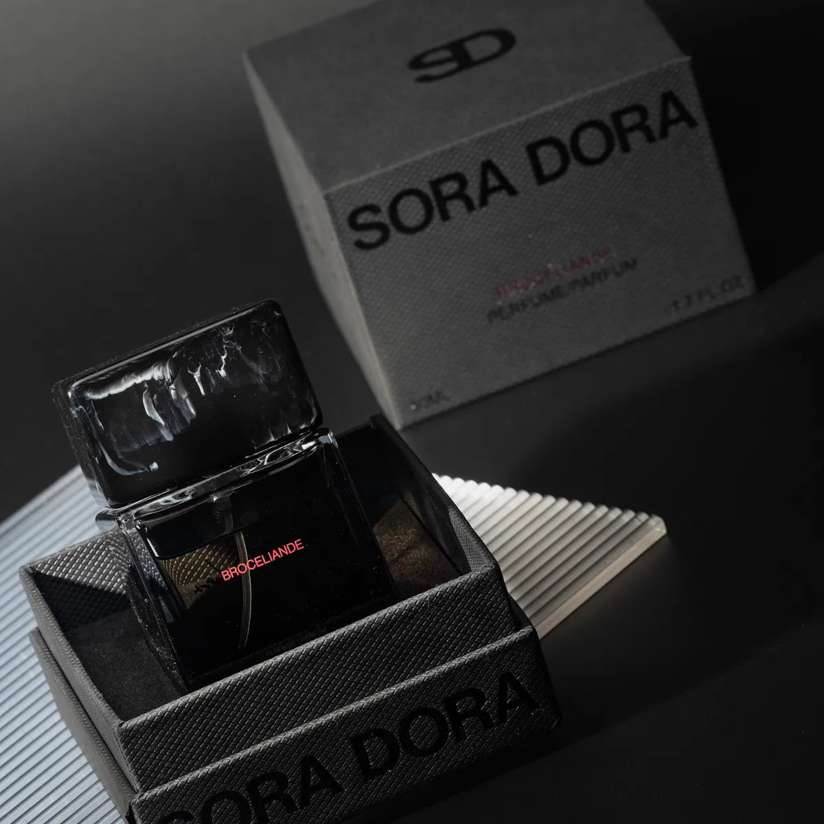 Sora Dora - Brocéliande Parfumflakon in tiefschwarzem Design mit edler Verpackung und dezentem roten Schriftzug