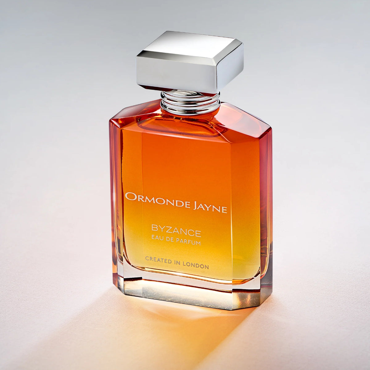 Ormonde Jayne - Byzance Parfumflakon mit elegantem Verlauf von Bernstein zu Orange und modernem silbernem Verschluss