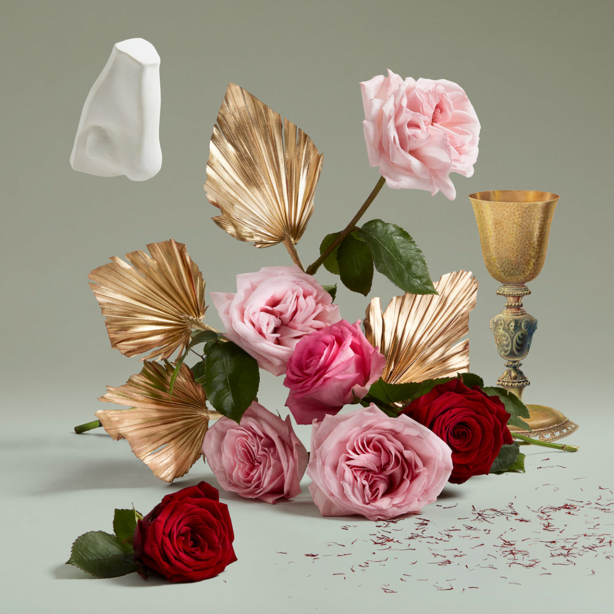Penhaligon's - Trade Routes - Cairo mit goldfarbenen Blättern, Rosen in Rosa und Rot sowie verziertem Kelch vor neutralem Hintergrund