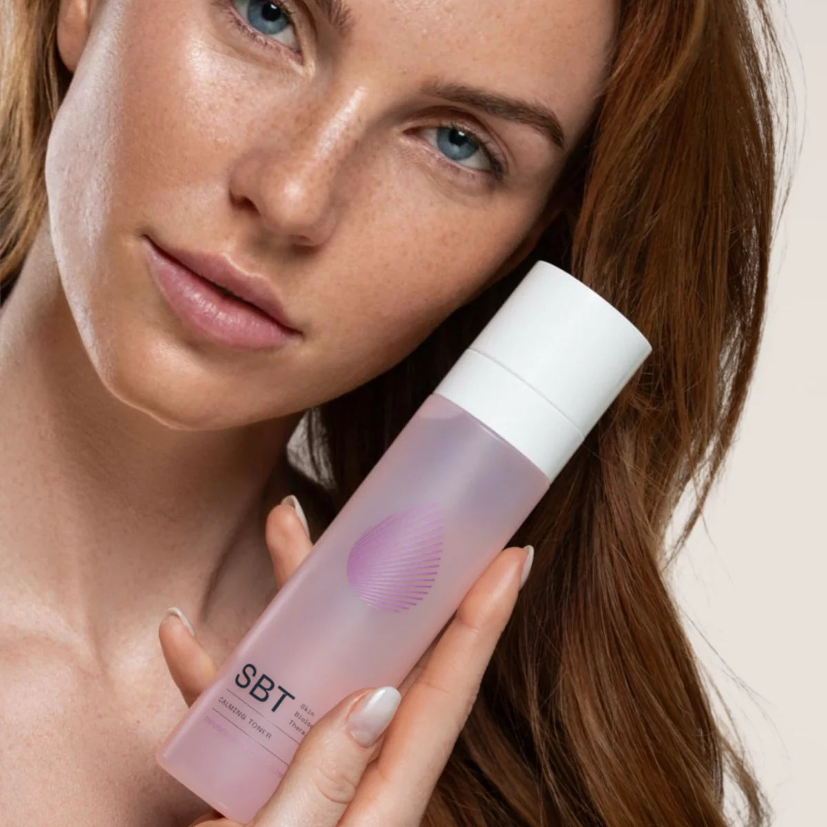 SBT - Sensitive - Calming Toner in eleganter Flasche mit weißem Verschluss für beruhigende Pflege empfindlicher Haut