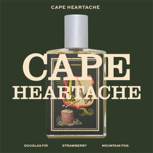 Imaginary Authors - Cape Heartache edler Parfumflakon mit verspieltem Etikett und mattem Verschluss vor dunkelgrünem Hintergrund