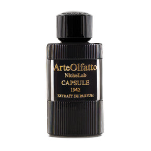 ArteOlfatto - Capsule 1942 Parfumflakon in schwarzem geriffeltem Design mit goldener Prägung vor weißem Hintergrund