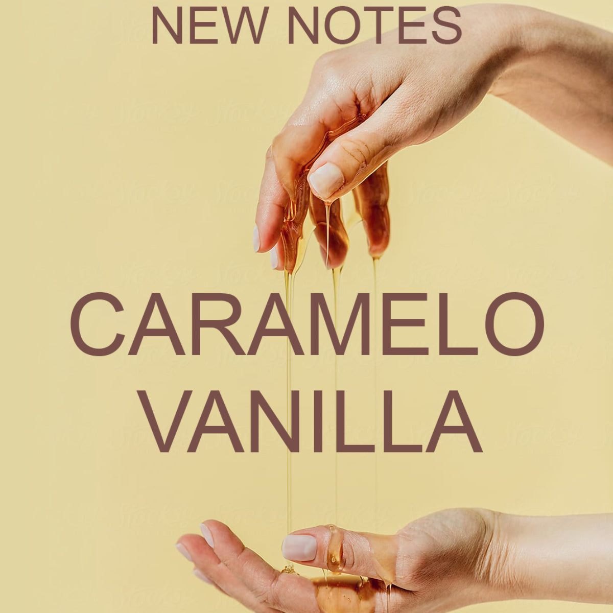New Notes - Contemporary Blend Collection - Caramelo Vanilla mit fließendem Karamell zwischen zwei Händen vor beigem Hintergrund