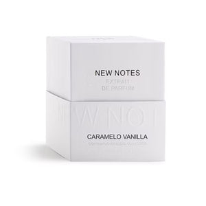 New Notes - Contemporary Blend Collection - Caramelo Vanilla Parfumverpackung in minimalistischem weißem Design auf weißem Hintergrund