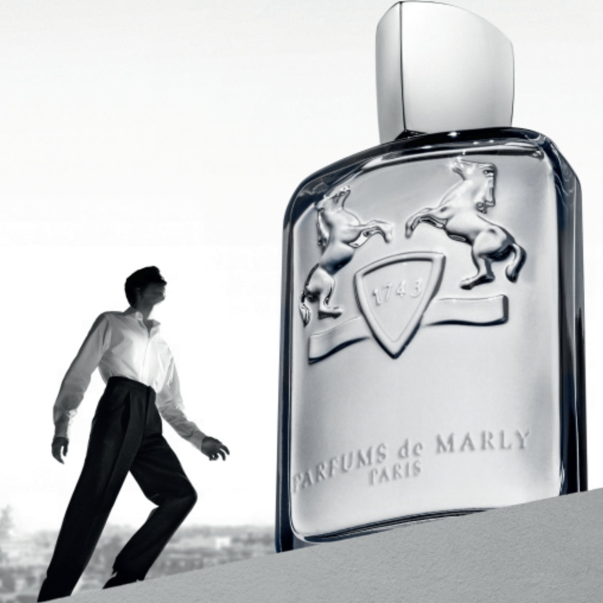 Parfums de Marly - Castley in klarem Flakon mit silbernem Verschluss und geprägt elegantem Wappenschild vor heller Kulisse