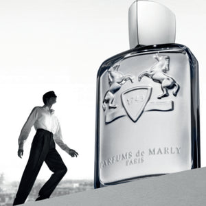 Parfums de Marly - Castley in klarem Flakon mit silbernem Verschluss und geprägt elegantem Wappenschild vor heller Kulisse