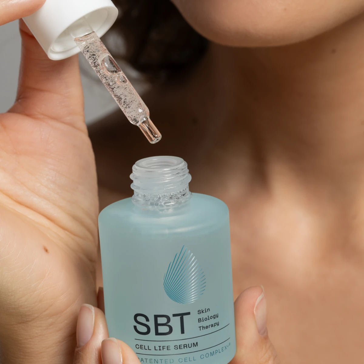 SBT - Activate - Cell Life Serum in mattierter Flasche mit Pipette und klarer Textur zur Hautbelebung und Pflege