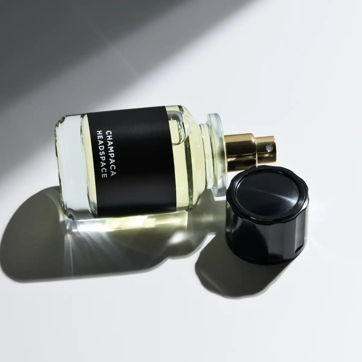 Headspace - Les Extraits - Champaca Parfumzerstäuber mit schwarzem Etikett und goldenem Sprühkopf auf hellem Untergrund