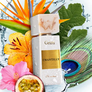 Gritti - White Collection - Chantilly eleganter marmorierter Flakon mit goldfarbenem Label und exotischen Blumenarrangement