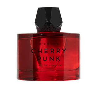 Room 1015 - Cherry Punk Parfumflakon in intensiv rotem Glas mit facettiertem schwarzem Verschluss auf weißem Hintergrund