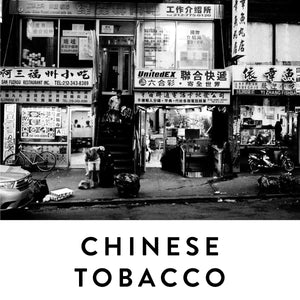 19-69 - Chinese Tobacco Schwarz-Weiß-Fotografie eines asiatischen Straßenzugs mit Geschäften und urbanem Flair