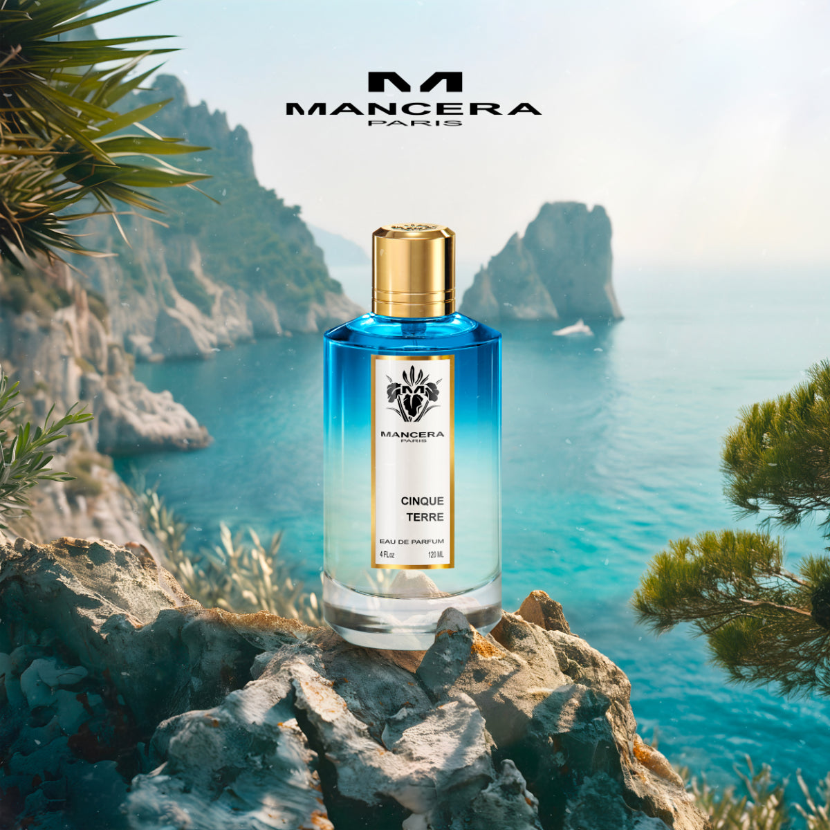 Mancera - Cinque Terre Parfumflakon mit blauem Verlauf und goldenem Verschluss vor mediterraner Küstenlandschaft