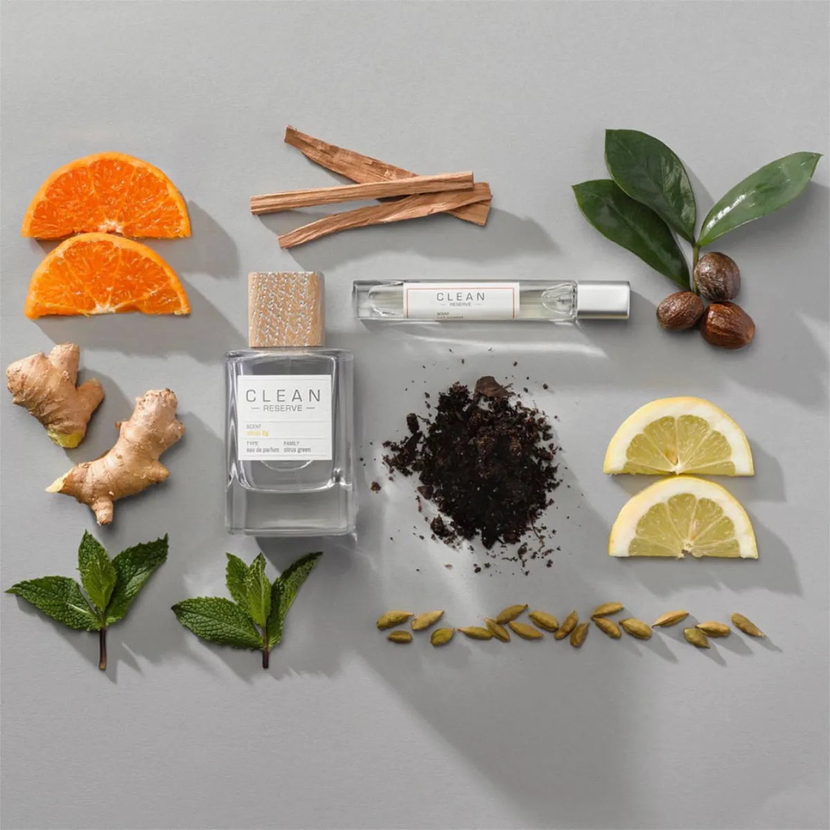 Clean Perfume - Reserve - Citron Fig [reserve blend] Flaschen mit frischen Ingwer-, Zitrus- und Kräuterakzenten auf grauem Hintergrund