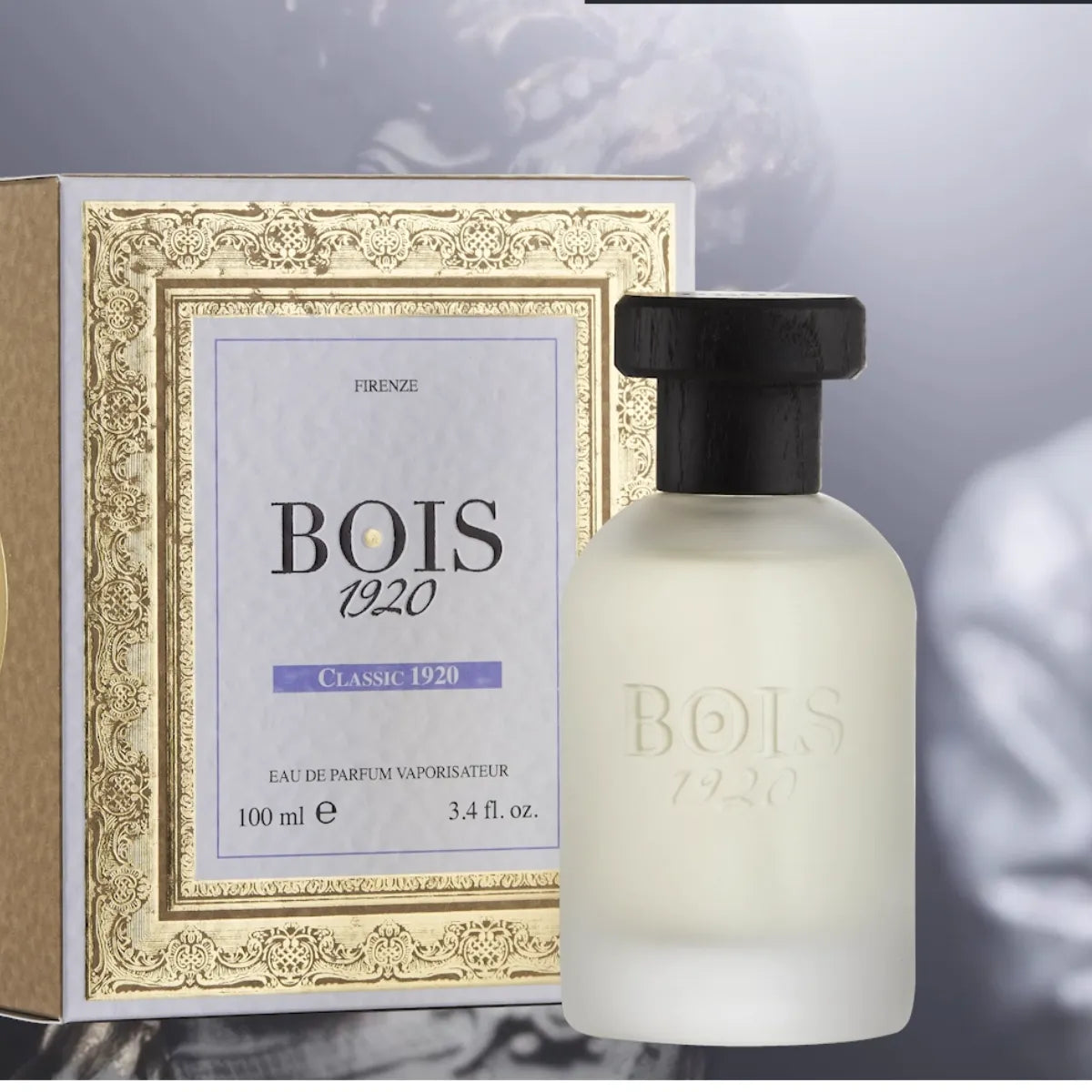 Bois 1920 - Classic 1920 Parfumflakon mit mattierter Glasflasche und schwarzem Verschluss vor edler Verpackung