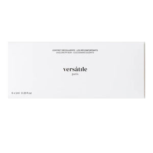 Versatile - Discovery Set - Cocooning Scents zeigt schlichte weiße Verpackung mit minimalistischem schwarzweißem Schriftzug