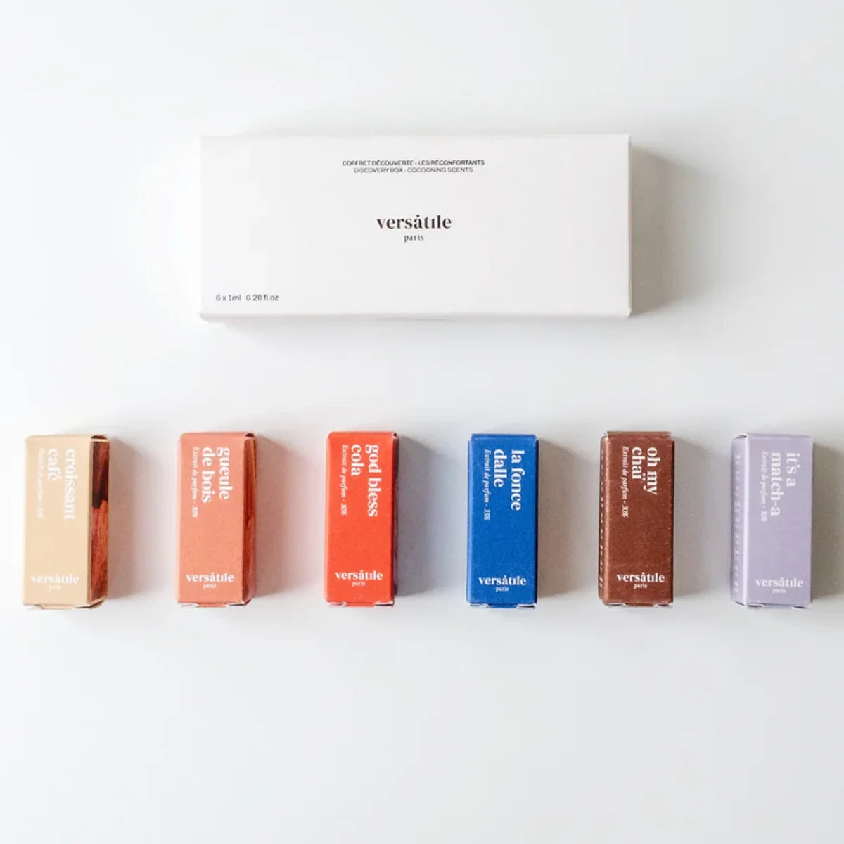 Versatile - Discovery Set - Cocooning Scents zeigt sechs bunte Duftproben vor schlichter weißer Verpackung