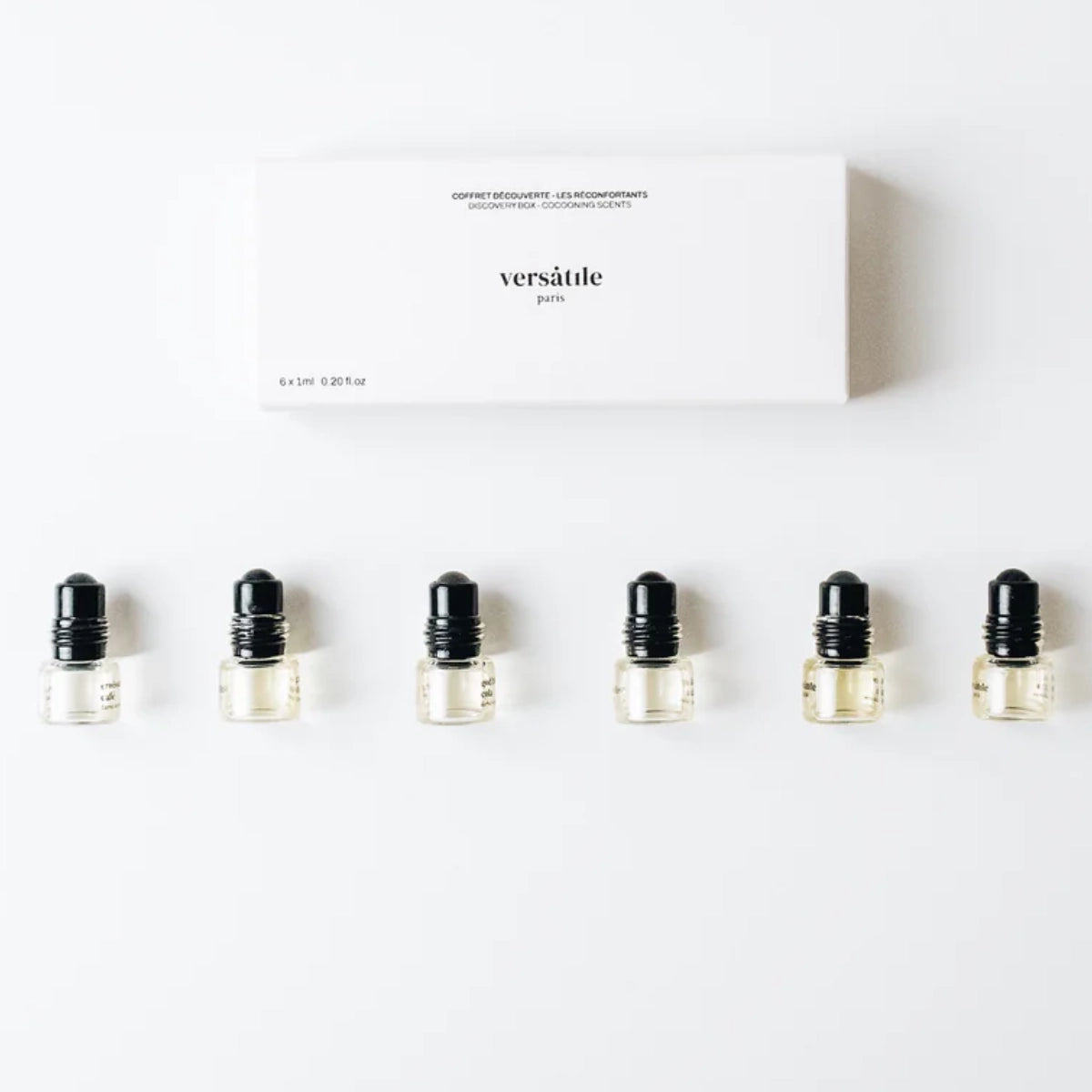 Versatile - Discovery Set - Cocooning Scents zeigt sechs kleine Duftfläschchen mit schwarzem Verschluss und weiße Verpackung