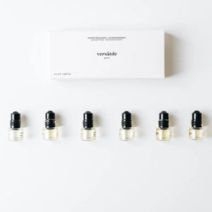 Versatile - Discovery Set - Cocooning Scents zeigt sechs kleine Duftfläschchen mit schwarzem Verschluss und weiße Verpackung