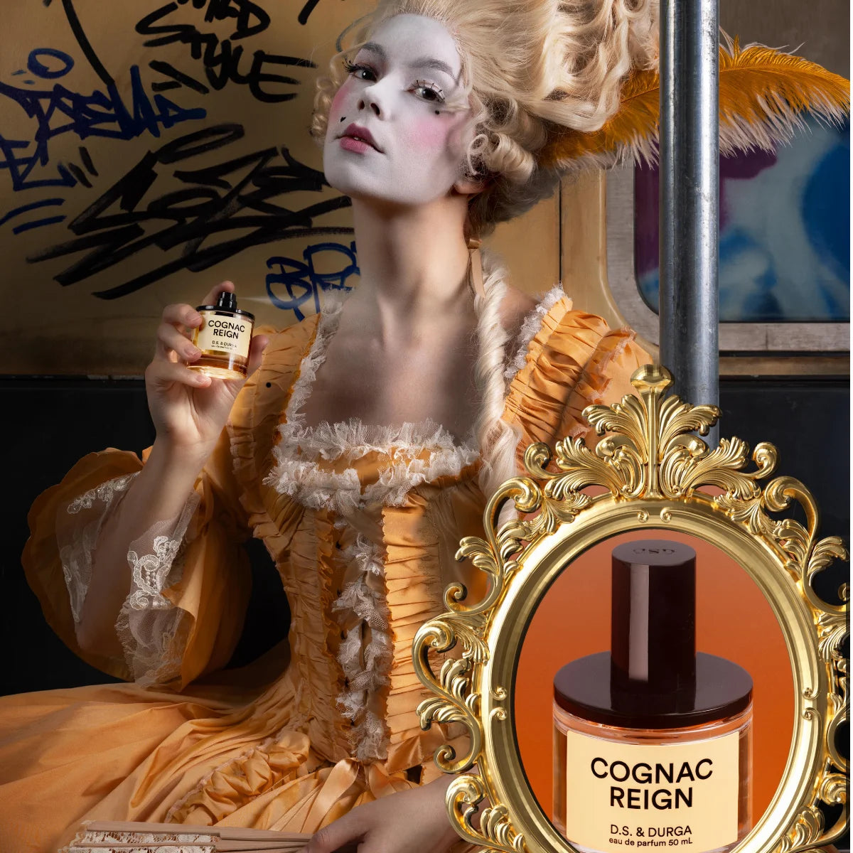 D.S. & Durga - Cognac Reign Parfumflakon mit barocker Dame in gelbem Kleid und Spiegel mit Flakondetail