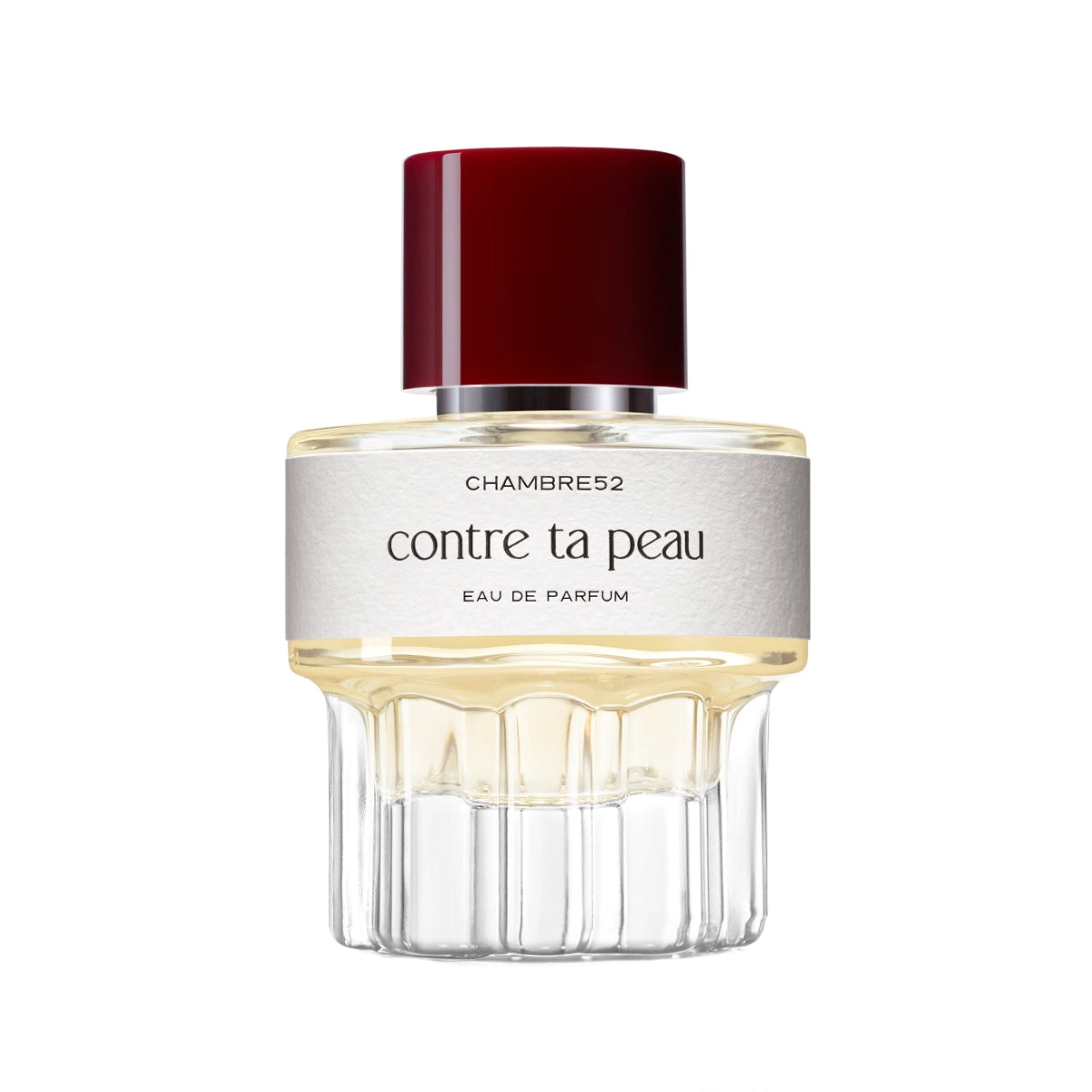Chambre52 - Contre ta Peau zeigt eleganten Flakon mit hellem Parfum und tiefrotem Deckel auf weißem Hintergrund