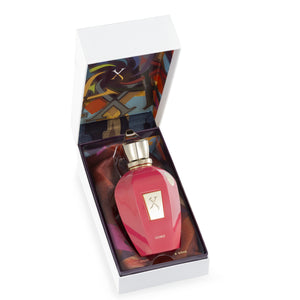 Xerjoff - Vibe - Coro Parfumflakon in lebhaftem Lachsrot mit goldfarbenem Verschluss in dekorativer Geschenkbox