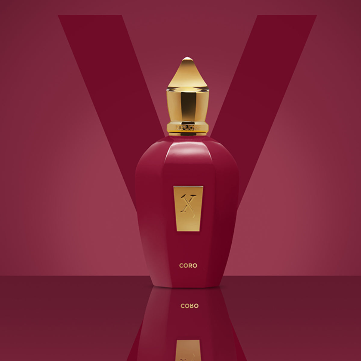Xerjoff - Vibe - Coro eleganter Parfumflakon in kräftigem Dunkelrot mit goldfarbenem Verschluss vor dunklem Hintergrund