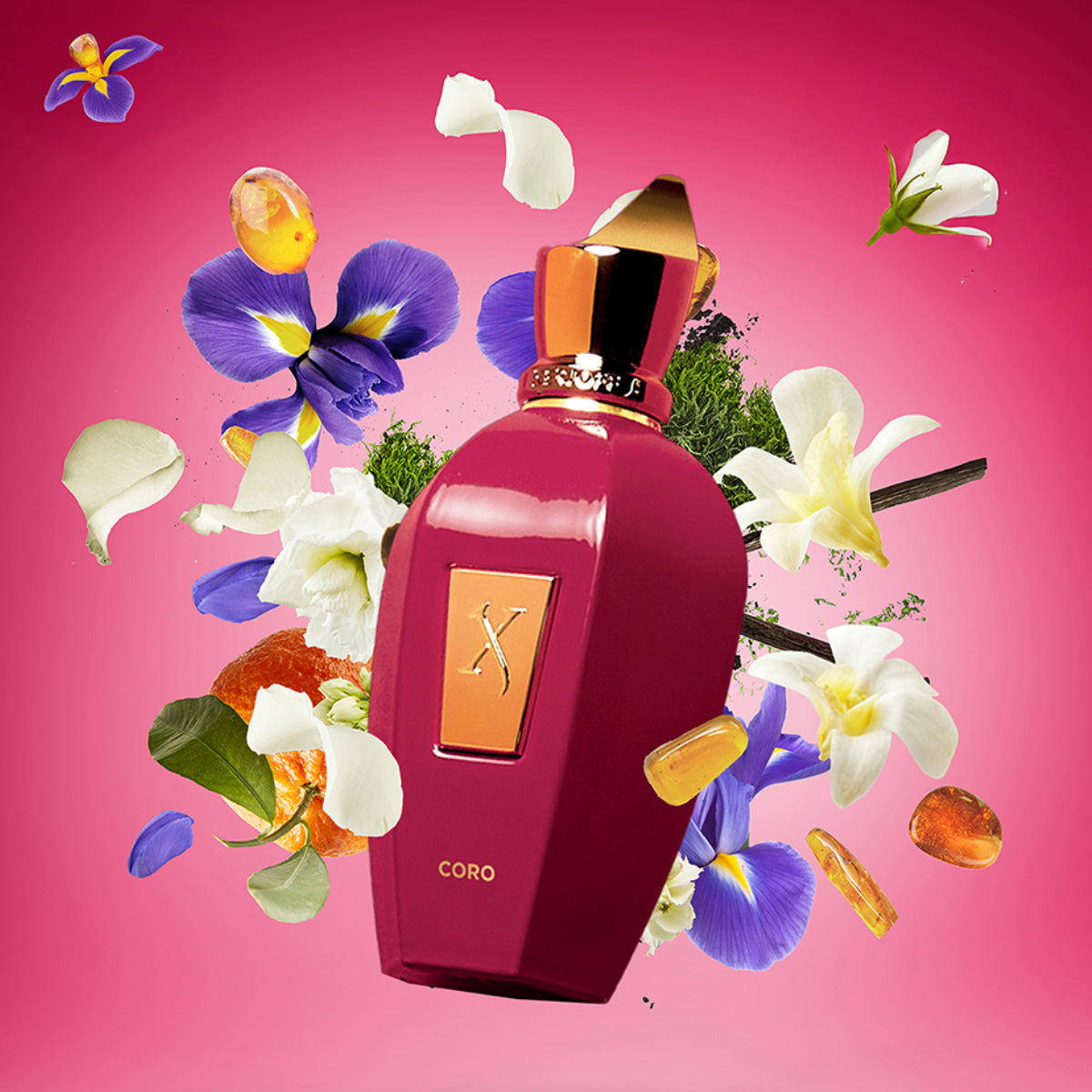 Xerjoff - Vibe - Coro Parfumflakon in dunklem Pink mit goldfarbenen Details umgeben von blühenden Blumen vor pinkem Hintergrund