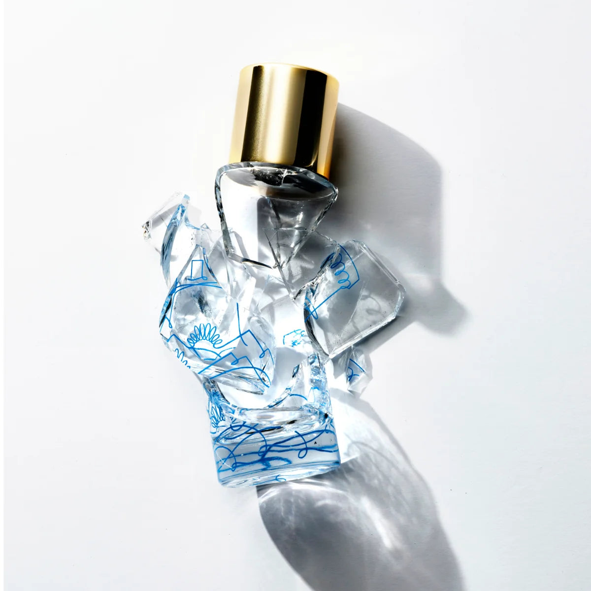 Parfum d'Empire - Corsica Furiosa Parfumflakon mit goldenem Verschluss und zartem blauen Design auf weißem Hintergrund