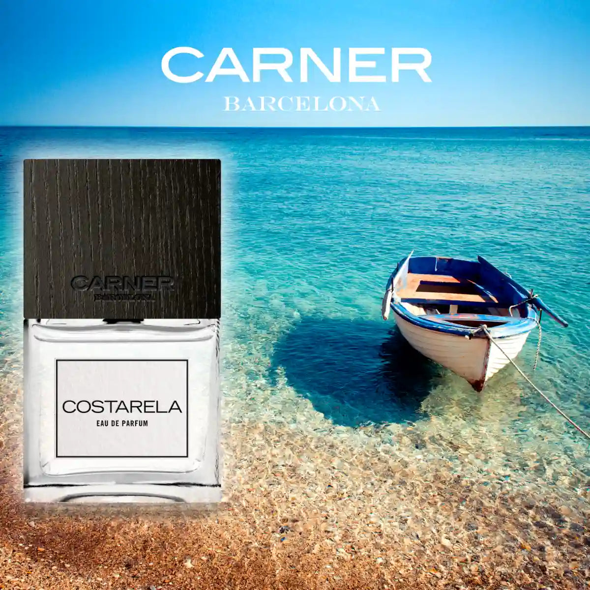 Carner Barcelona - Costarela Parfumflakon mit dunklem Holzdeckel vor klarem Wasser und Boot am Strand