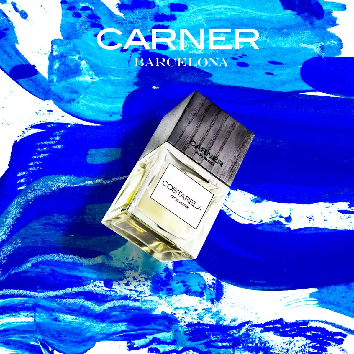 Carner Barcelona - Costarela Parfumflakon mit klarem Glas und Holzdeckel vor blauem, maritimem Aquarellhintergrund