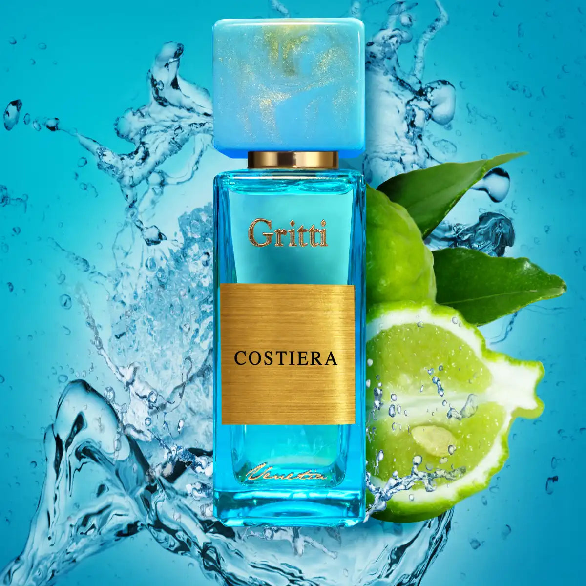 Gritti - Smaragd Collection - Costiera Parfumflakon in leuchtendem Blau mit goldfarbenem Etikett vor spritzigem Wasser und Bergamotte