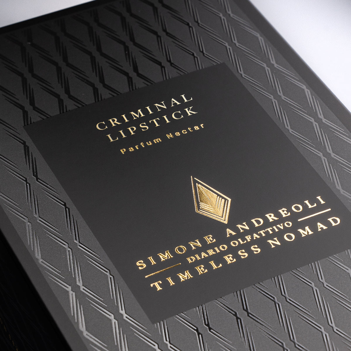 Simone Andreoli - Criminal Lipstick elegante schwarze Verpackung mit goldener Prägung und edlem Muster in Nahaufnahme