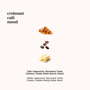 Versatile - Croissant Café mit Croissant, Kaffeebohnen und Butter auf hellem Hintergrund in minimalistischer Anordnung