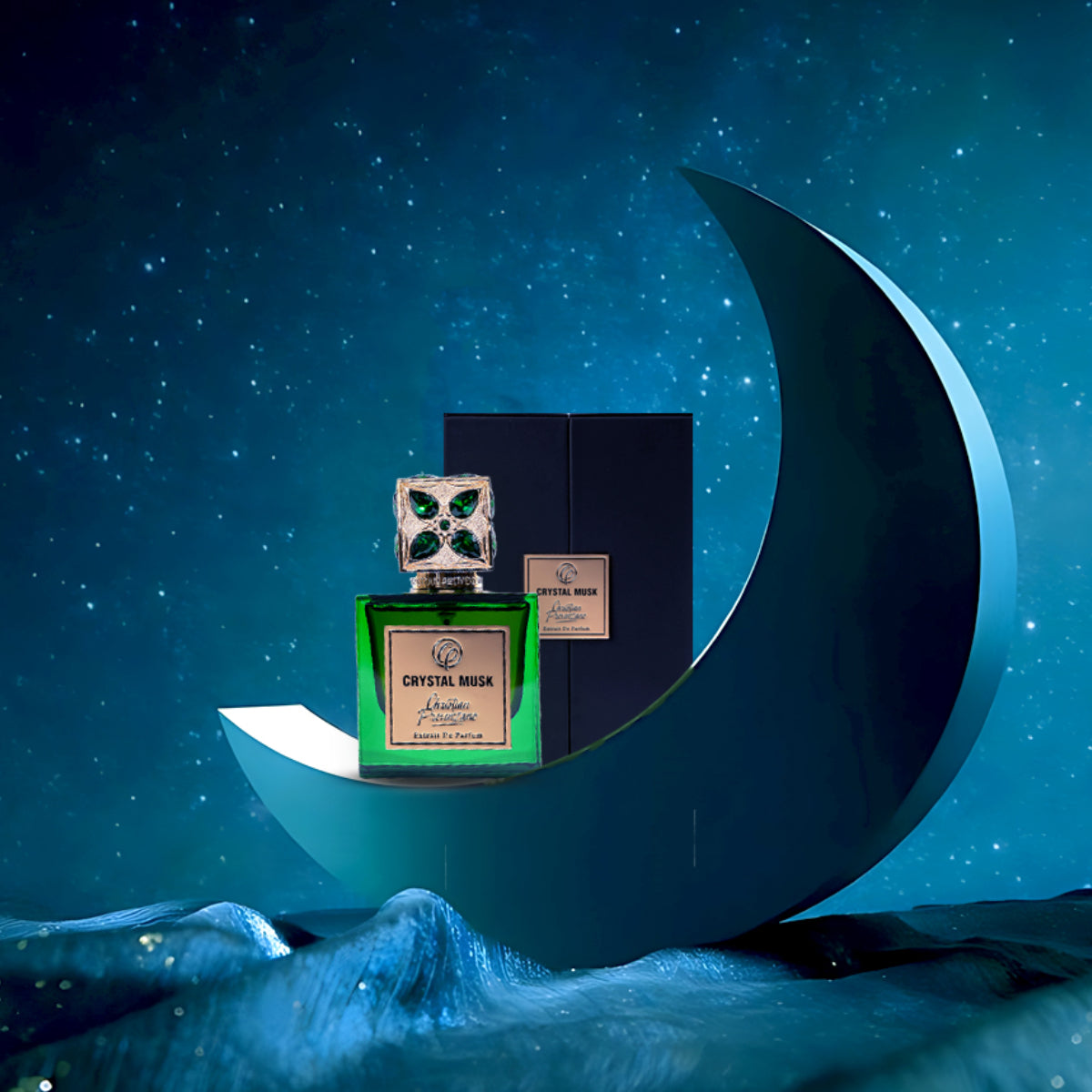 Christian Provenzano -  Crystal Musk Parfumflakon in sattem Grün mit verziertem Verschluss vor mondförmiger Dekoration