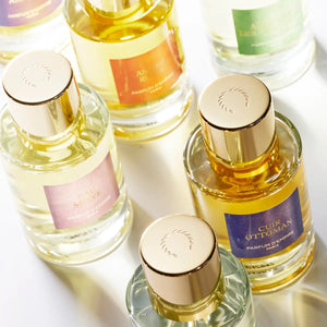 Parfum d'Empire - Cuir Ottoman Flakon mit goldfarbenem Verschluss und dunkelblauem Etikett auf hellem Untergrund