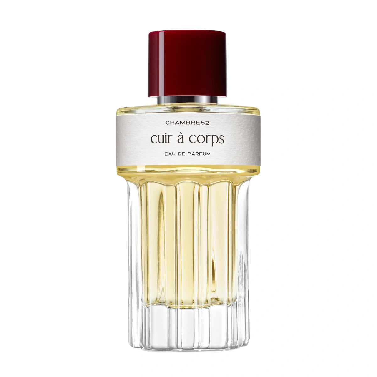 Chambre52 - Cuir à Corps zeigt eleganten Duftflakon mit hellem Parfum und tiefrotem Verschluss auf weißem Hintergrund