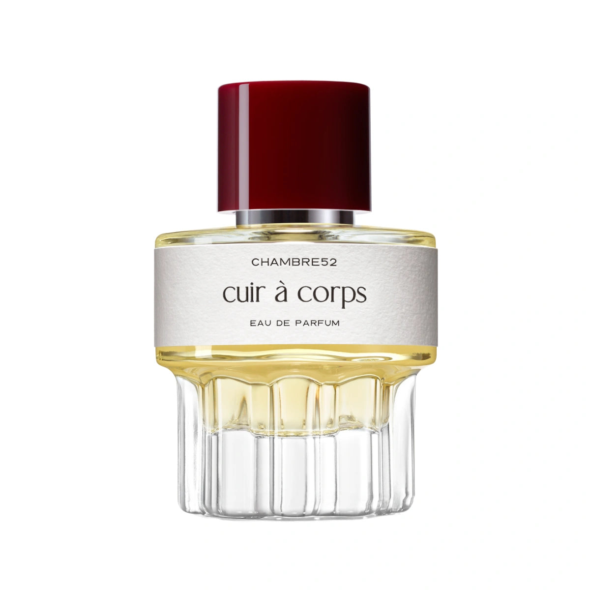Chambre52 - Cuir à Corps zeigt eleganten Parfumflakon mit tiefrotem Deckel und klarem Glas vor weißem Hintergrund