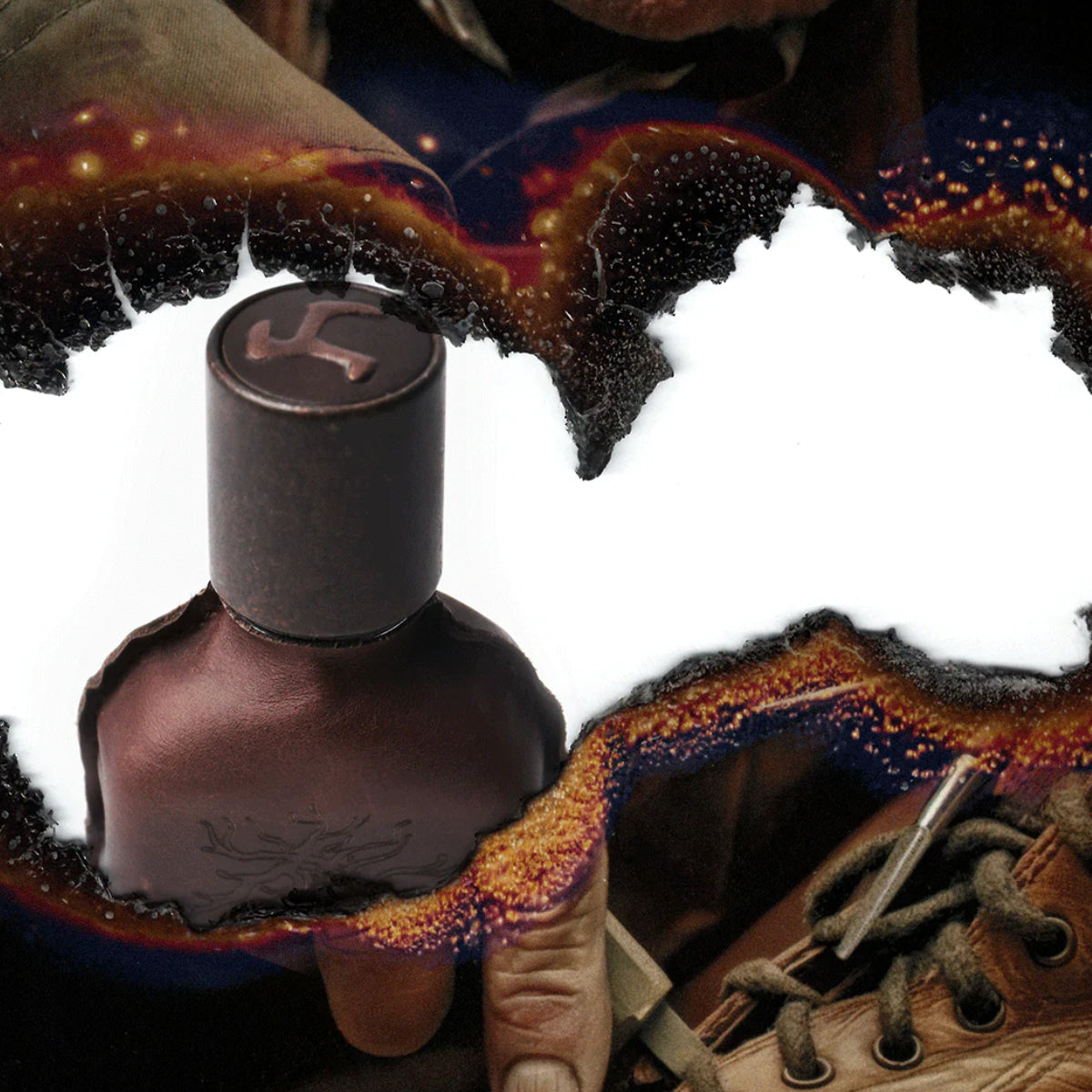 Orto Parisi - Cuoium Parfumflakon mit dunklem Lederüberzug und rustikalem Design vor kontrastreichem Hintergrund