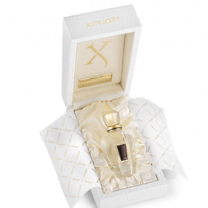 Xerjoff - XJ 17/17 - Stone Label - Damarose eleganter Flakon in cremefarbenem Etui mit goldfarbenen Details liegend