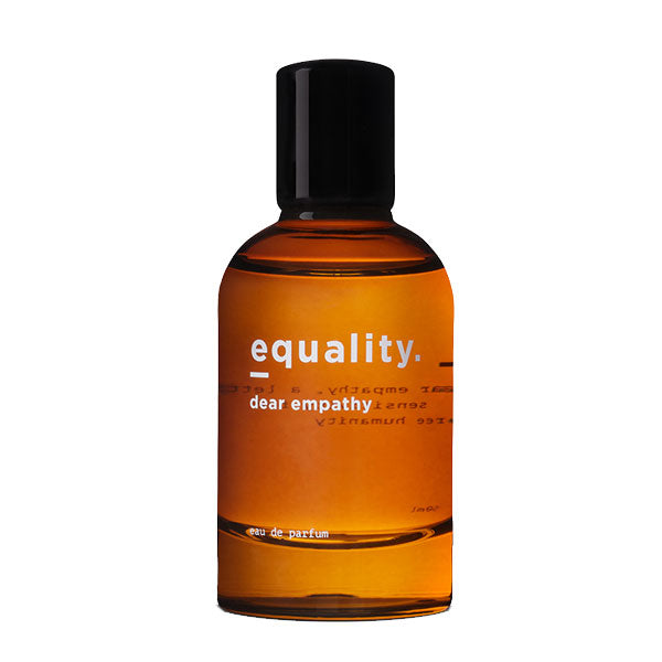 equality. fragrances - dear empathy Parfumflakon in bernsteinfarbenem Glas mit schwarzem Verschluss vor weißem Hintergrund