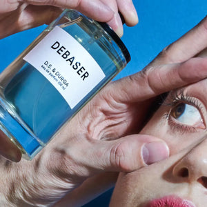 D.S. & Durga - Debaser Parfümflakon mit klarem Glas und schlichtem schwarzem Verschluss vor blauem Hintergrund