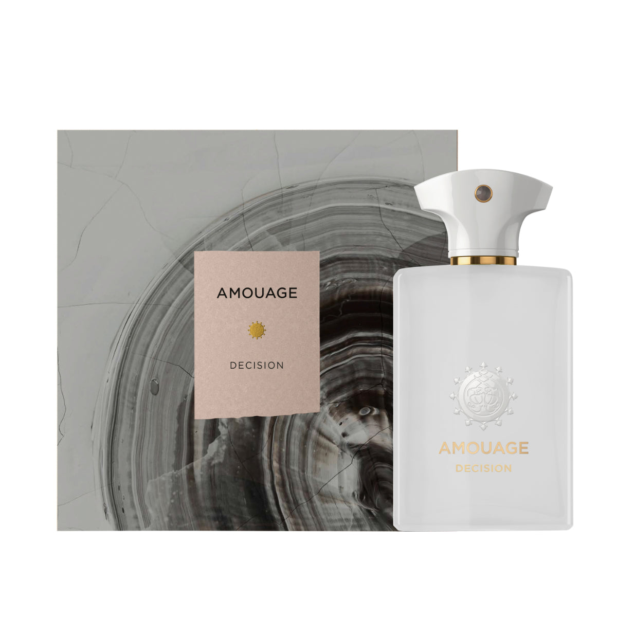 Amouage - Decision Flakon in mattem Weiß mit goldener Schrift vor grauem Hintergrund mit Natursteinmuster