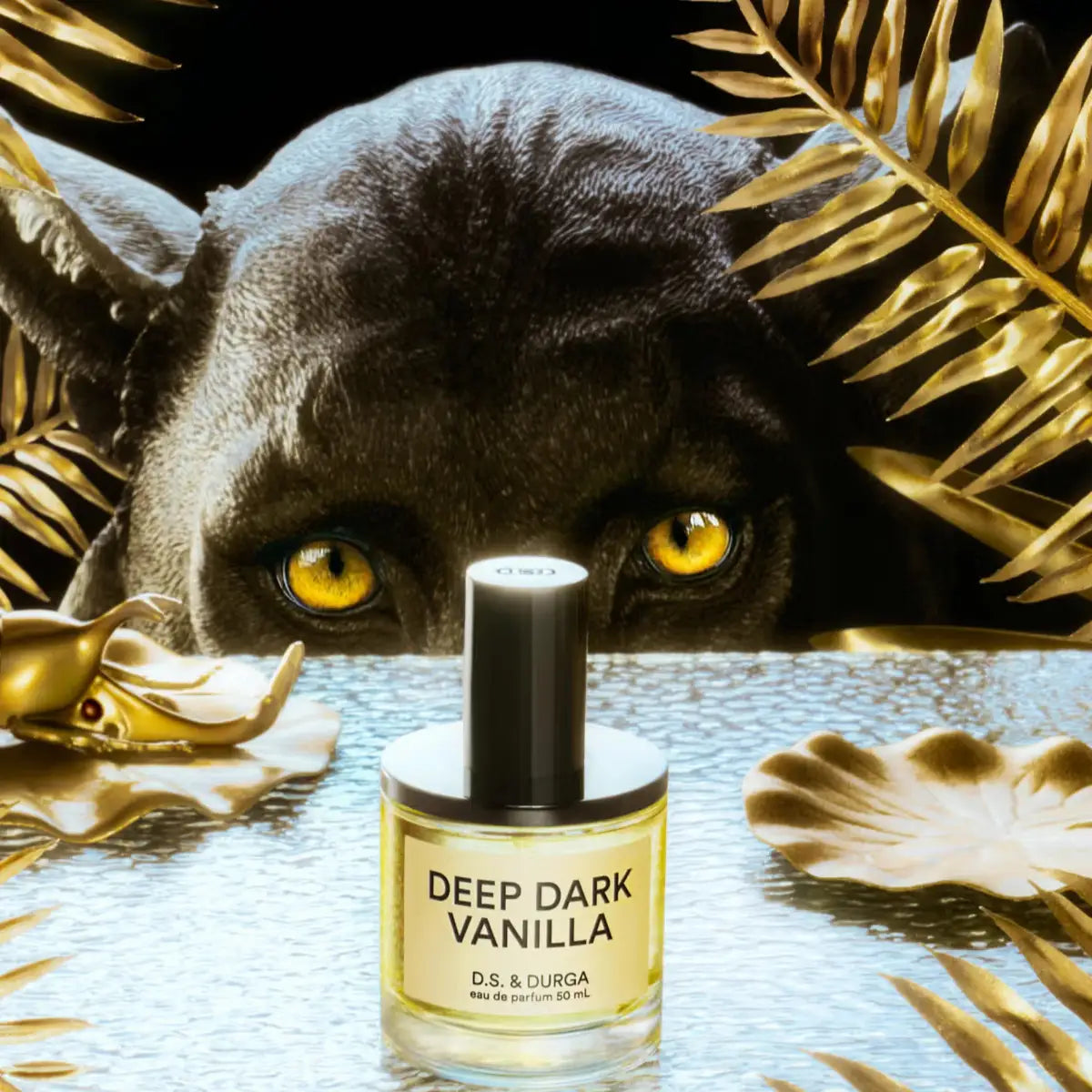 D.S. & Durga - Deep Dark Vanilla Flakon vor dunklem Hintergrund mit goldenen Blättern und Pantheraugen im Fokus