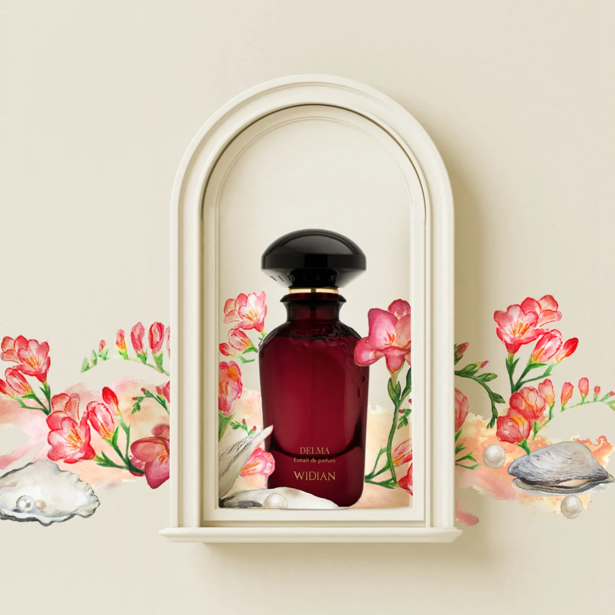 Widian - Velvet Collection - Delma Parfumflakon in dunklem Glas mit schwarzem Deckel, umgeben von floraler Dekoration