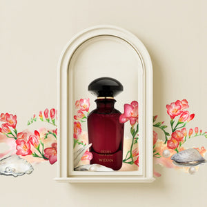 Widian - Velvet Collection - Delma Parfumflakon in dunklem Glas mit schwarzem Deckel, umgeben von floraler Dekoration
