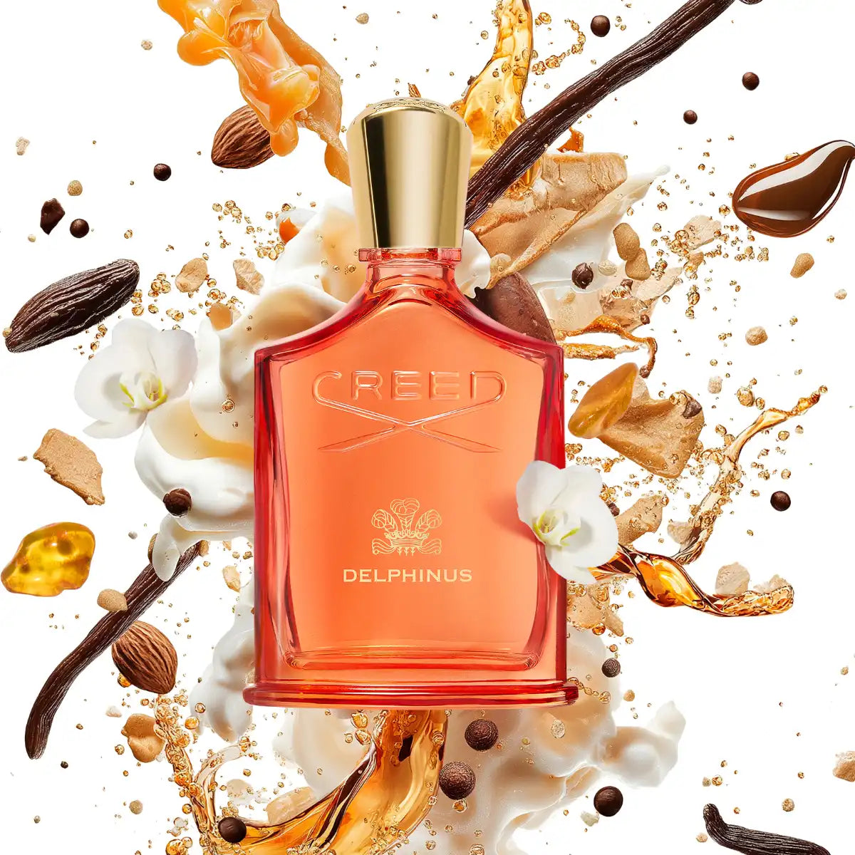 Creed - Delphinus Parfüm in orangefarbenem Flakon mit goldenem Verschluss und floralen sowie holzigen Duftnoten im Hintergrund