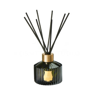 Trudon - Reed Diffusor - Cyrnos mit dunkelgrünem geriffeltem Flakon und goldfarbenem Verschluss vor weißem Hintergrund