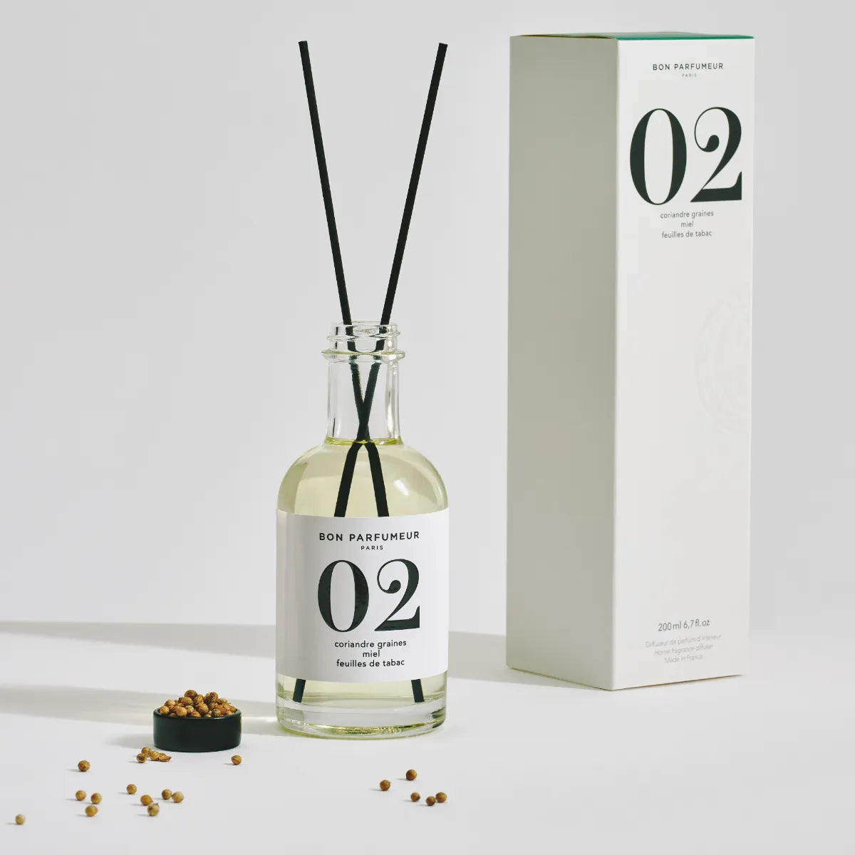 Bon Parfumeur - Diffusor 02 mit klarer Glasflasche, schwarzem Etikett und Duftstäbchen vor weißem Hintergrund