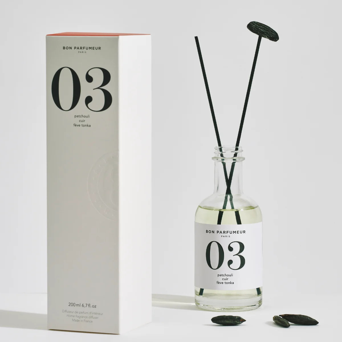 Bon Parfumeur - Diffusor 03 klare Flasche mit schlichter Beschriftung und Duftstäbchen neben weißer Verpackung